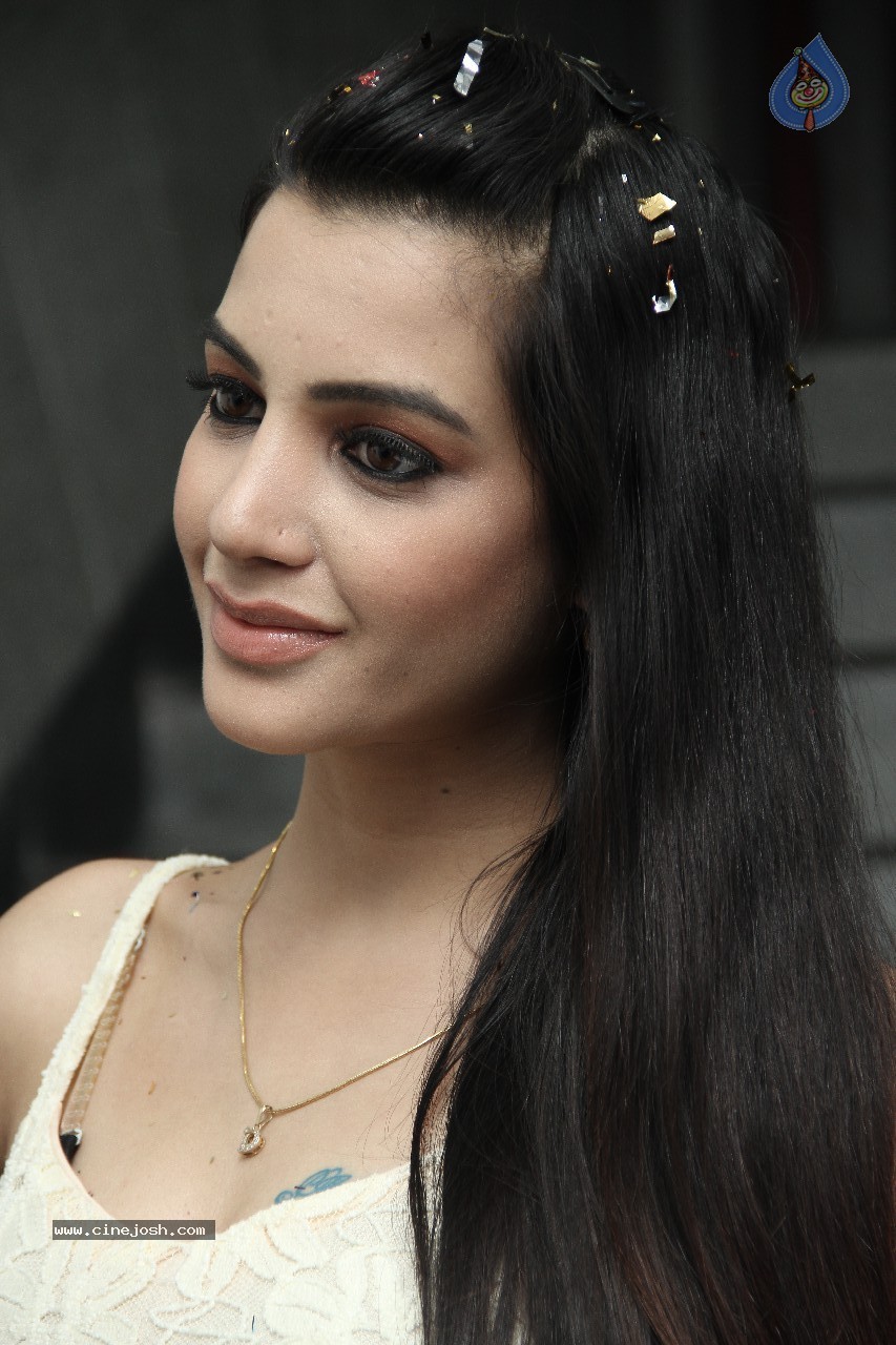 Deeksha Panth Hot Stills - 23 / 57 photos