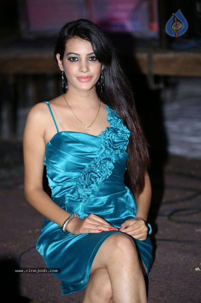 Deeksha Panth Hot Stills - 25 / 101 photos