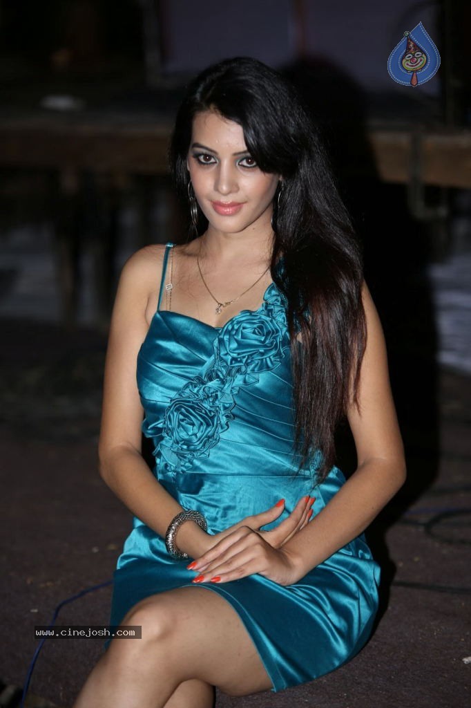 Deeksha Panth Hot Stills - 35 / 101 photos