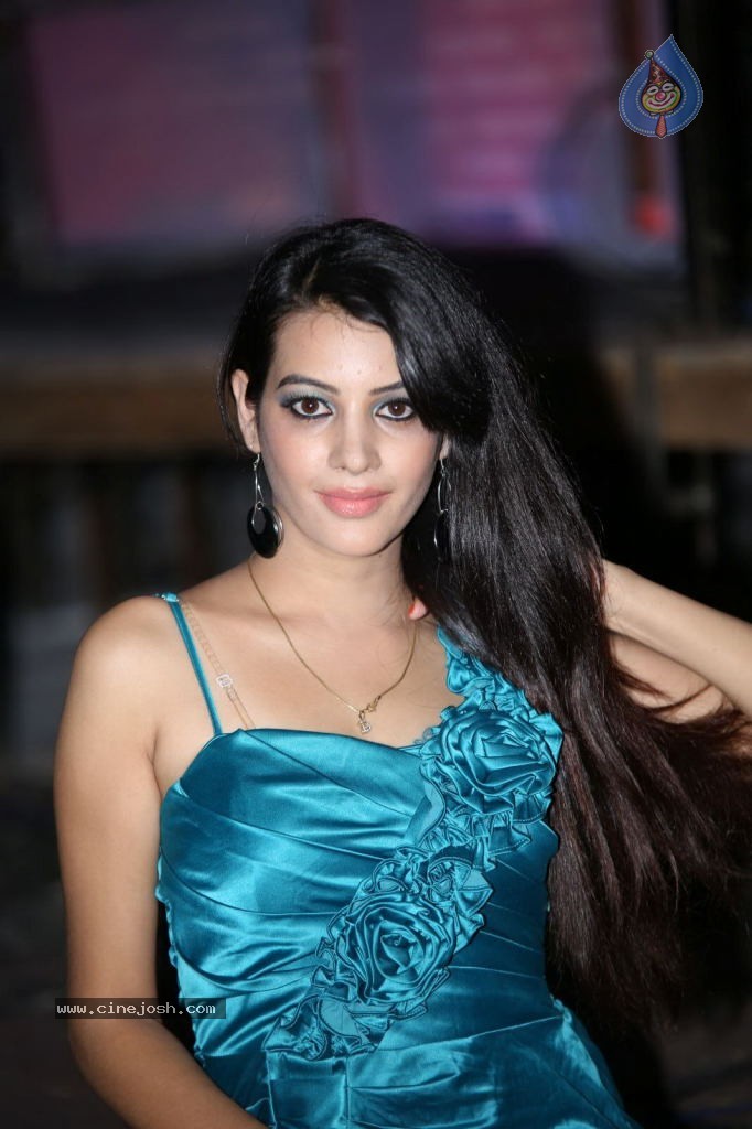 Deeksha Panth Hot Stills - 36 / 101 photos