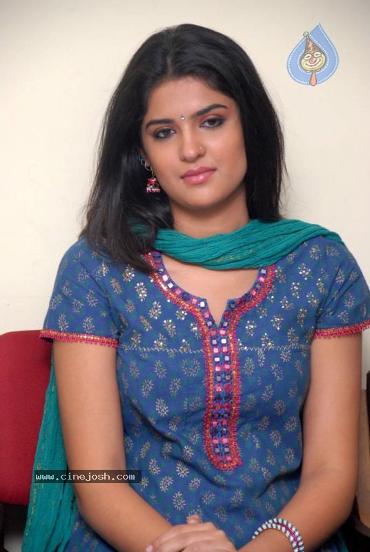 Deeksha Seth Latest Gallery - 11 / 73 photos