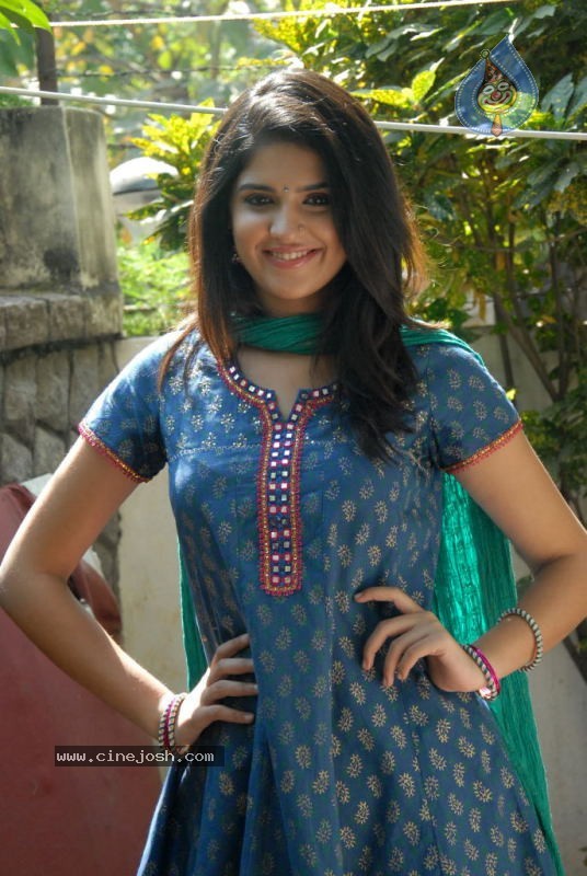 Deeksha Seth Latest Gallery - 18 / 73 photos