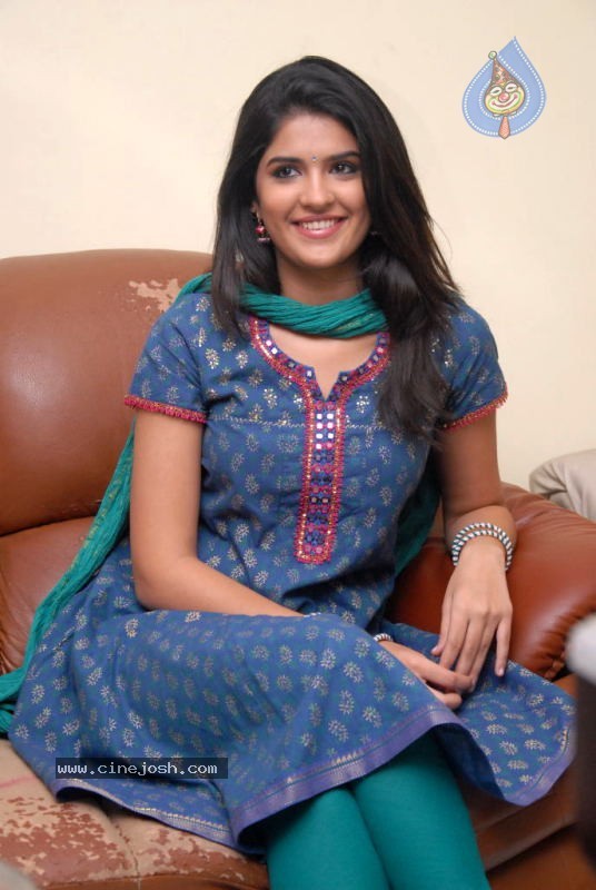 Deeksha Seth Latest Gallery - 29 / 73 photos