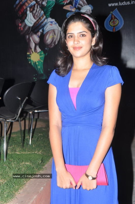 Deeksha Seth Latest Stills - 27 / 35 photos