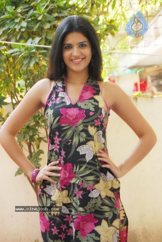 Deeksha Seth New Gallery - 14 / 64 photos