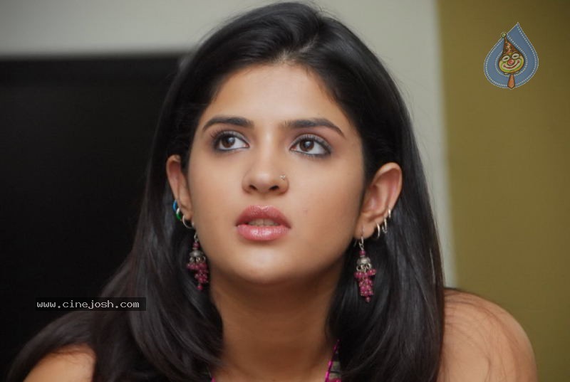 Deeksha Seth New Gallery - 20 / 64 photos