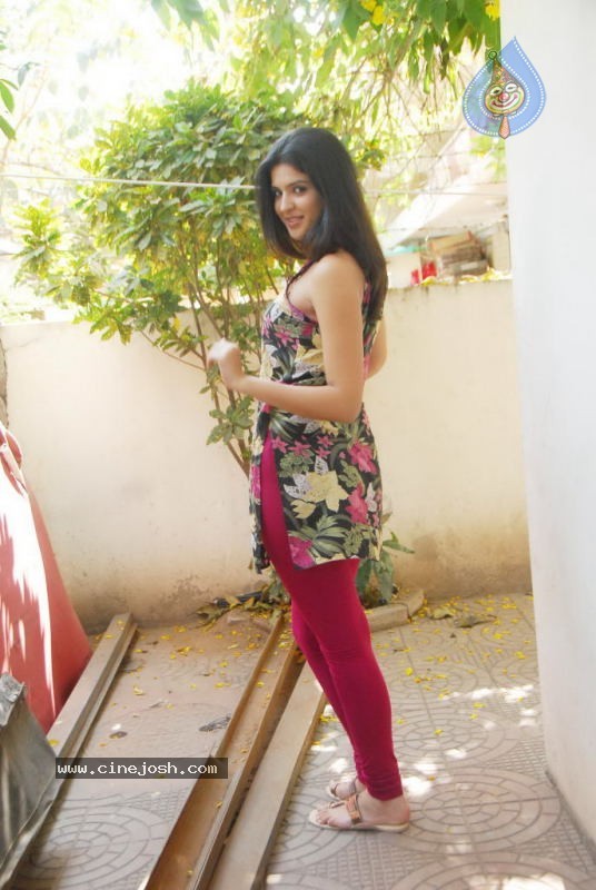 Deeksha Seth New Gallery - 28 / 64 photos