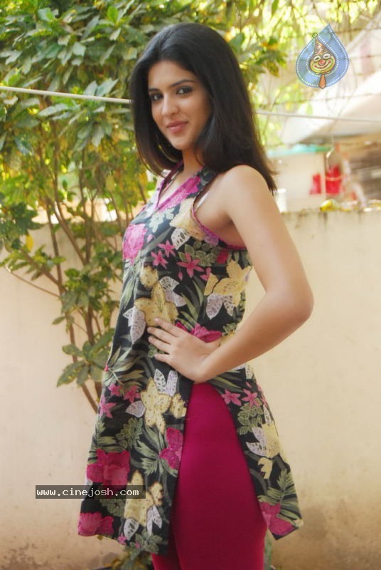 Deeksha Seth New Gallery - 31 / 64 photos