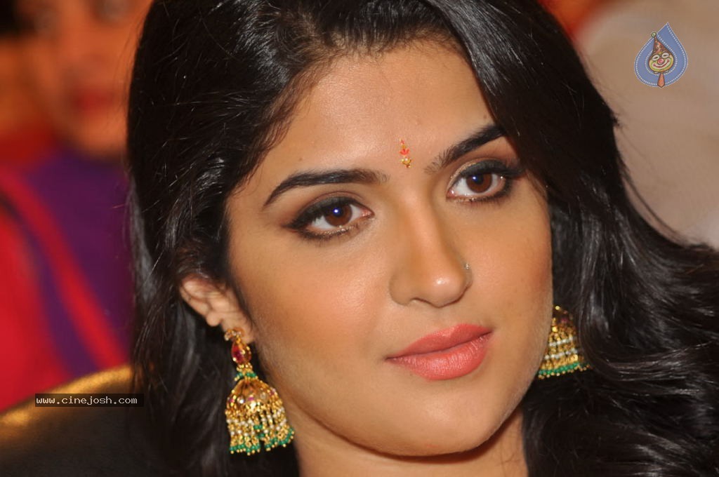 Deeksha Seth New Stills - 19 / 147 photos