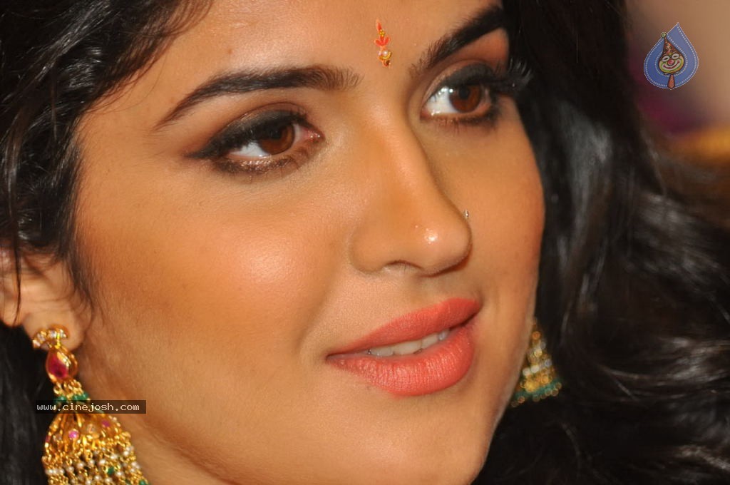 Deeksha Seth New Stills - 23 / 147 photos