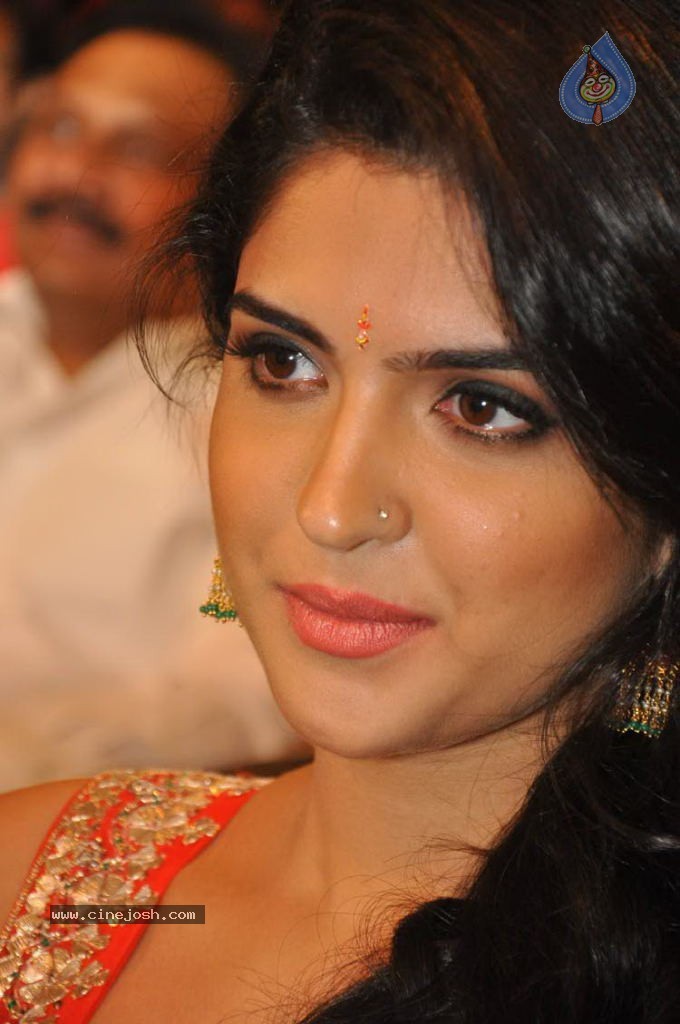 Deeksha Seth New Stills - 25 / 147 photos