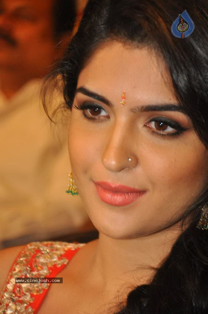 Deeksha Seth New Stills - 28 / 147 photos
