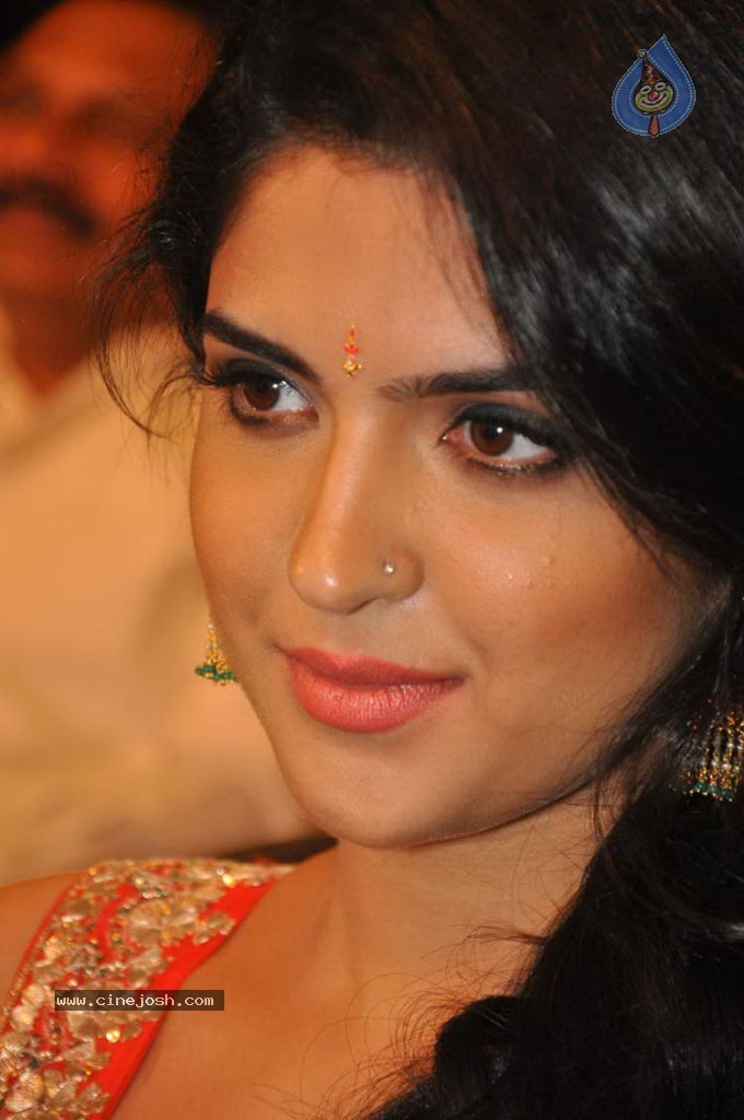 Deeksha Seth New Stills - 48 / 147 photos