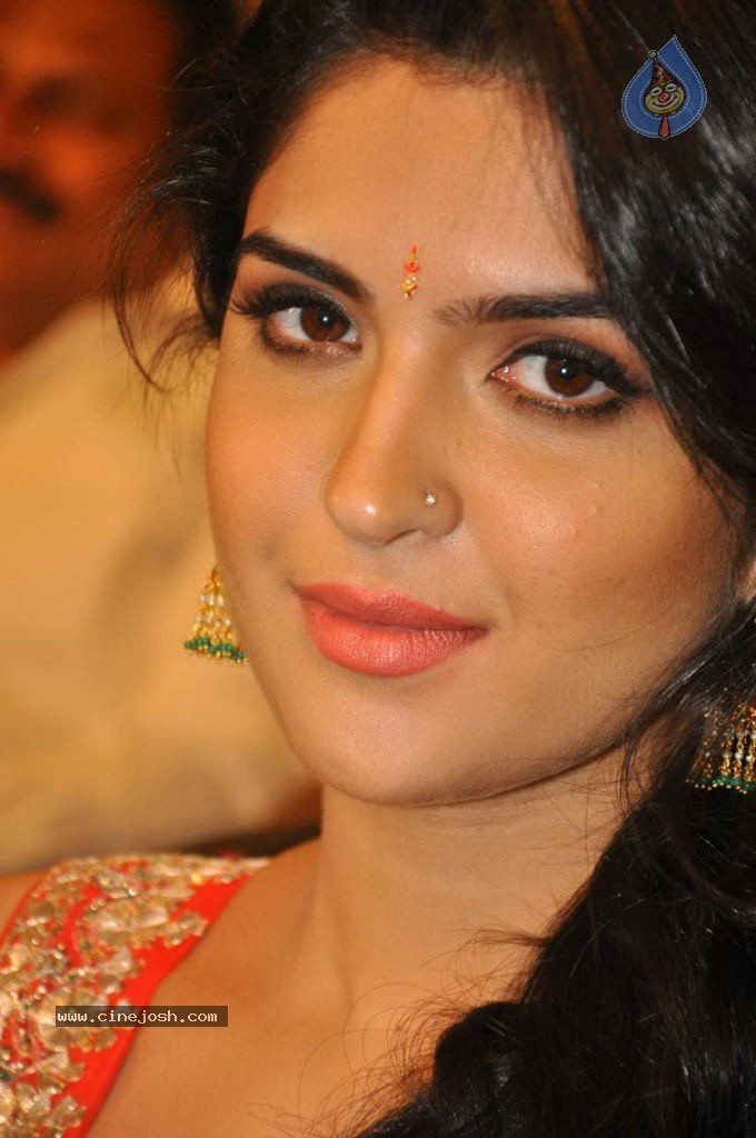 Deeksha Seth New Stills - 53 / 147 photos