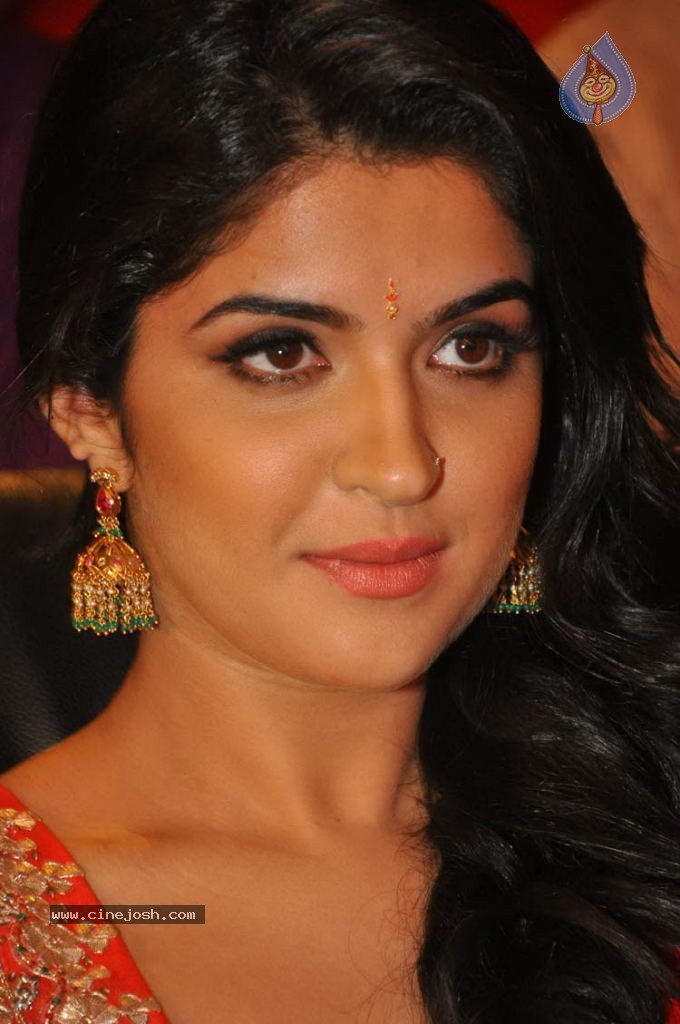 Deeksha Seth New Stills - 68 / 147 photos