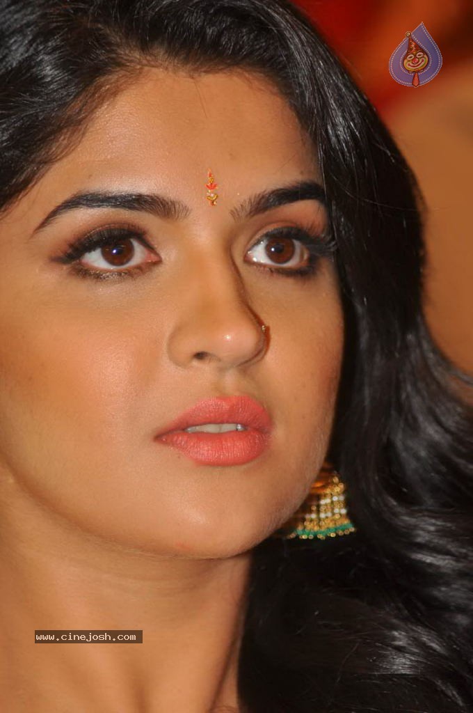 Deeksha Seth New Stills - 84 / 147 photos