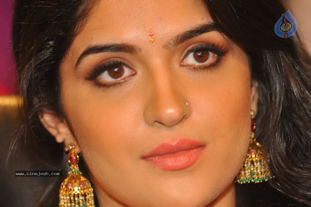 Deeksha Seth New Stills - 94 / 147 photos