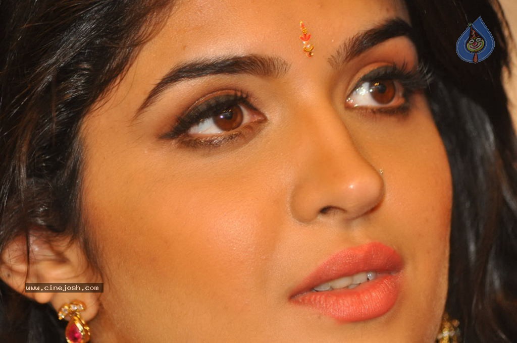 Deeksha Seth New Stills - 95 / 147 photos