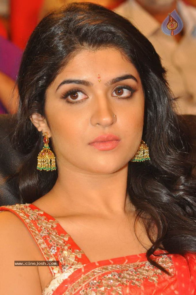 Deeksha Seth New Stills - 102 / 147 photos