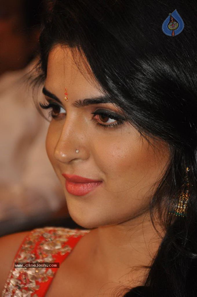 Deeksha Seth New Stills - 107 / 147 photos