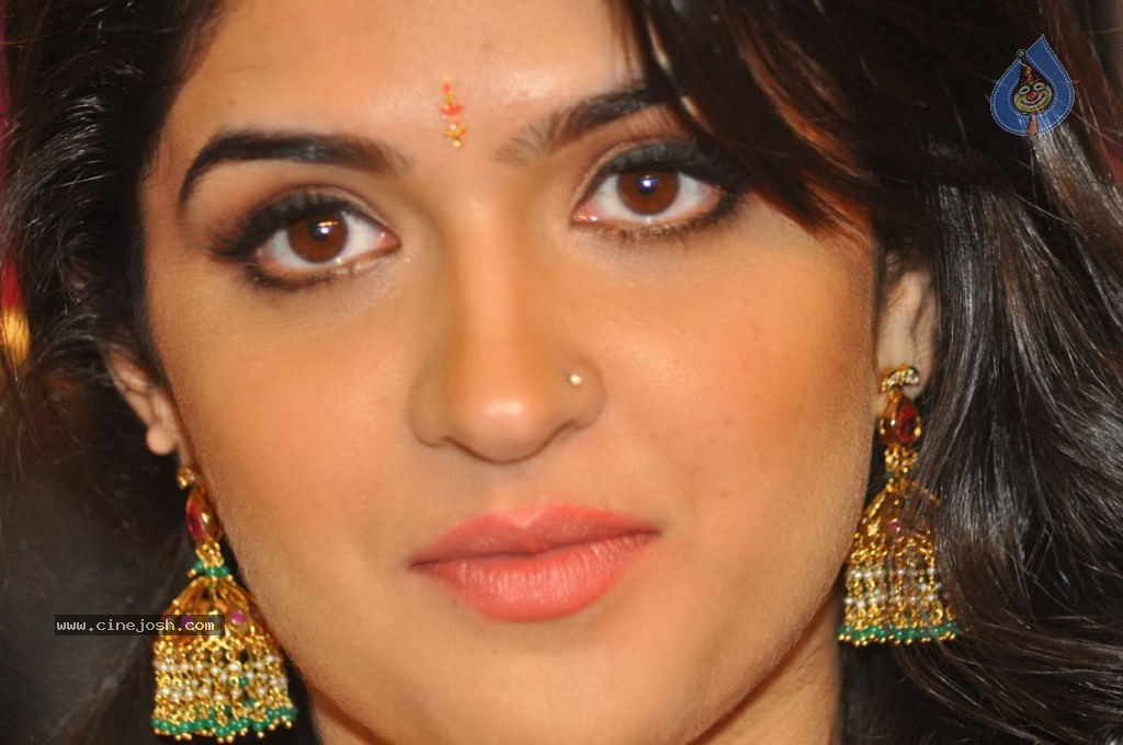 Deeksha Seth New Stills - 113 / 147 photos