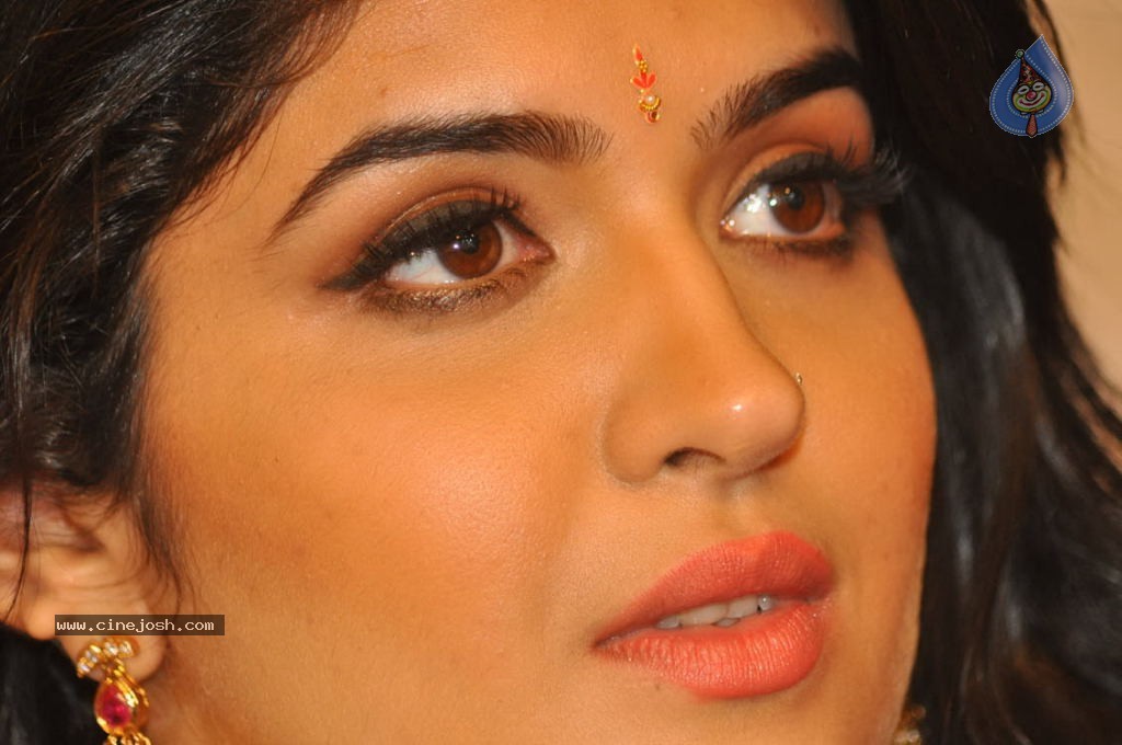 Deeksha Seth New Stills - 141 / 147 photos