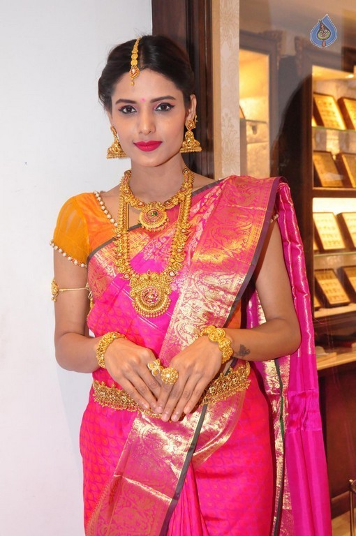 Deepali New Photos - 5 / 14 photos