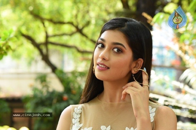 Digangana Suryavanshi Photos - 6 / 21 photos