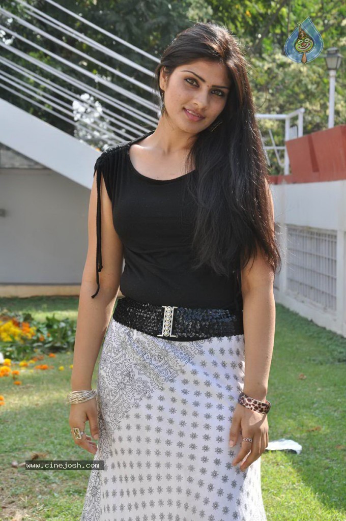 Diksha Latest Stills - 20 / 22 photos