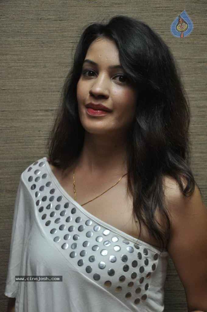 Diksha Panth New Stills - 4 / 47 photos