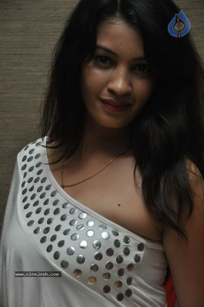 Diksha Panth New Stills - 24 / 47 photos