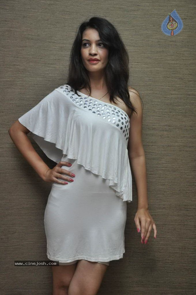 Diksha Panth New Stills - 32 / 47 photos