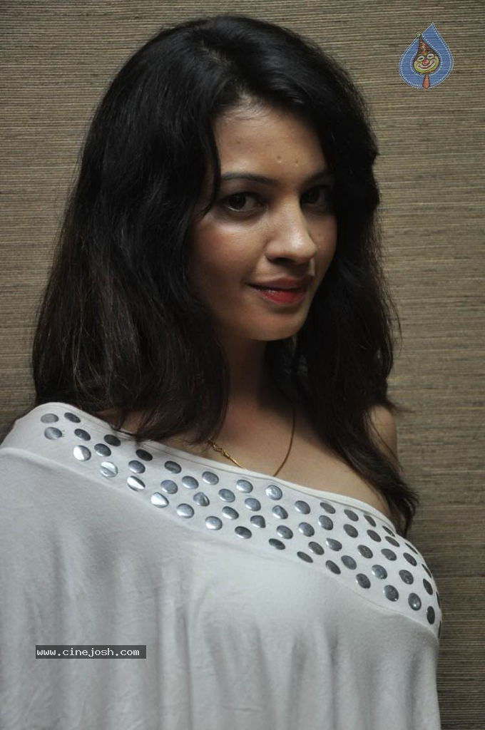 Diksha Panth New Stills - 34 / 47 photos