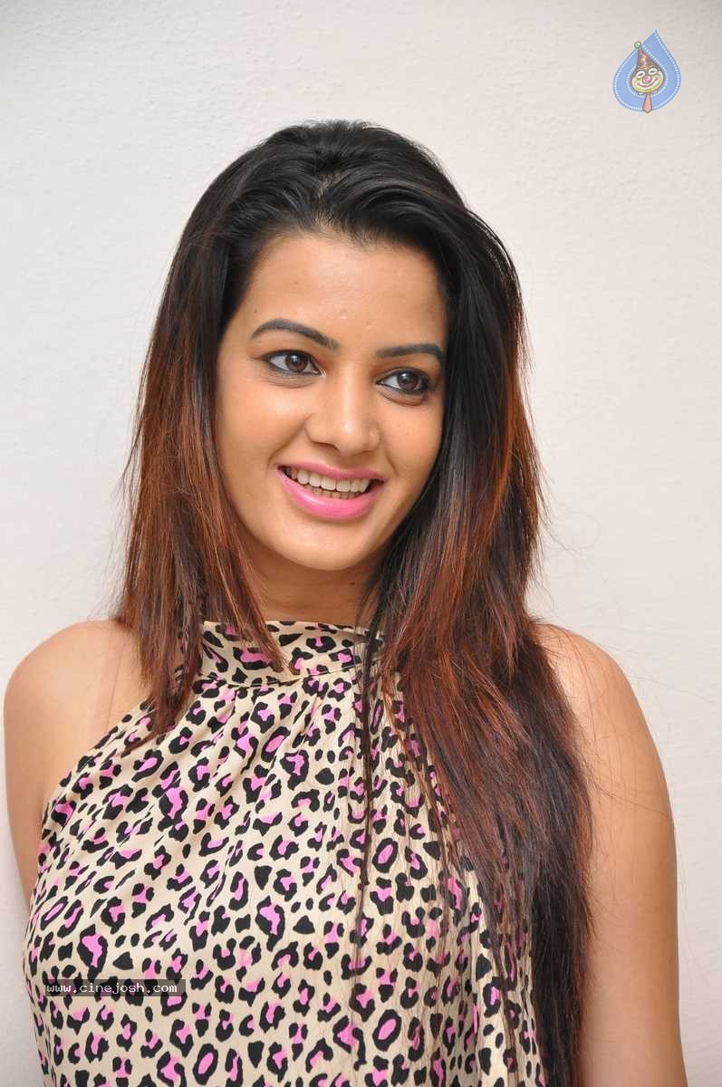 Diksha Panth Stills - 22 / 42 photos