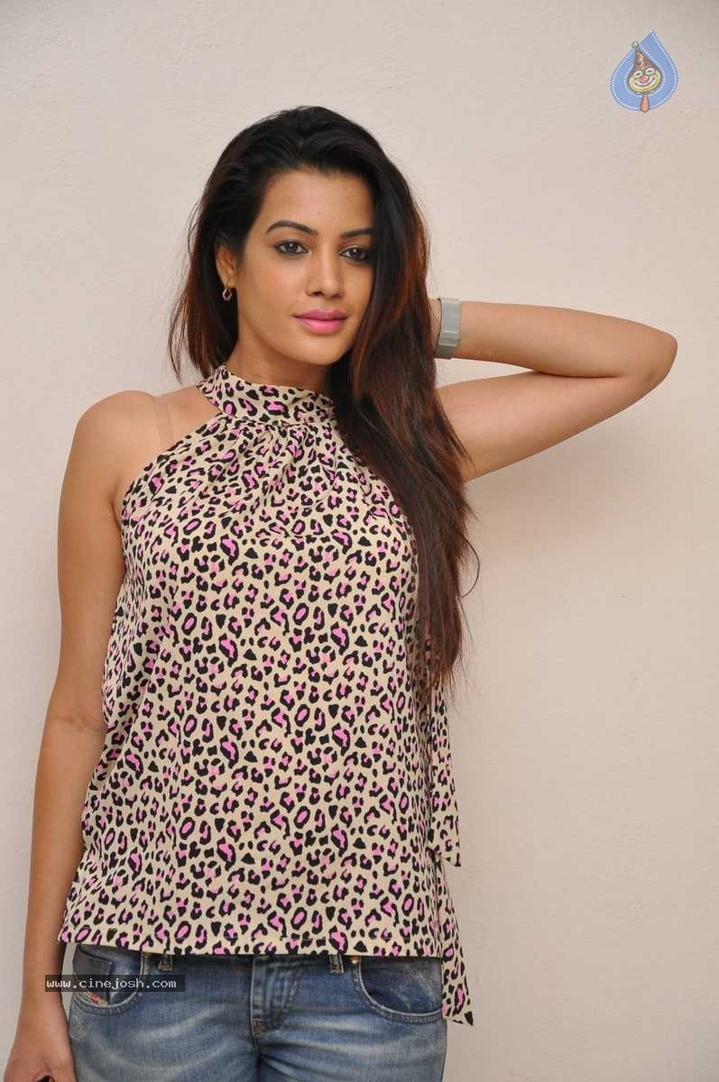 Diksha Panth Stills - 28 / 42 photos