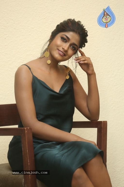 Dimple Hayati Photos - 20 / 20 photos