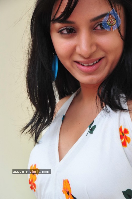 Dipika Parmar New Stills - 9 / 70 photos