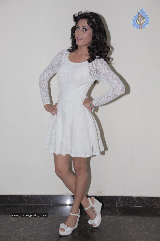 Disha Pandey New Gallery - 25 / 34 photos