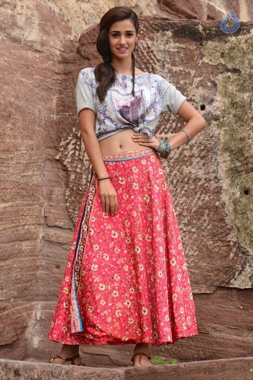 Disha Patani New Pics - 11 / 21 photos