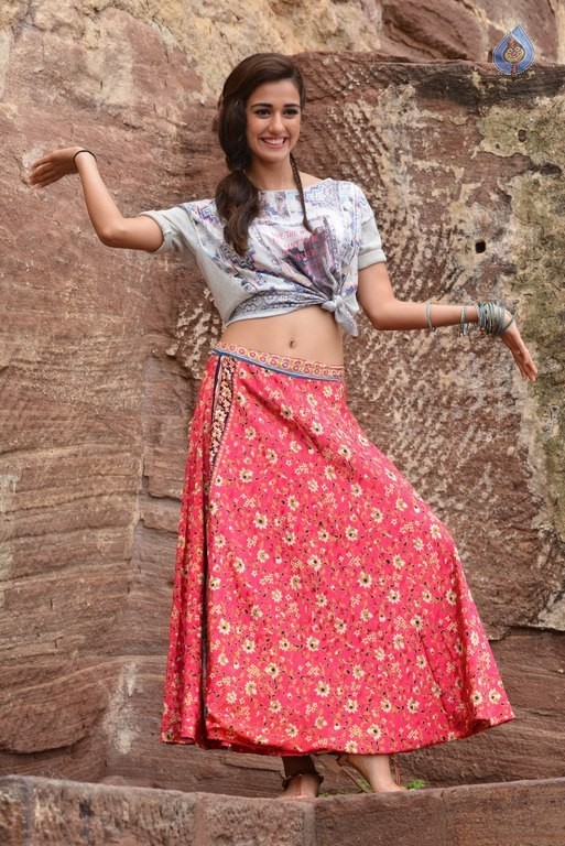 Disha Patani New Pics - 17 / 21 photos