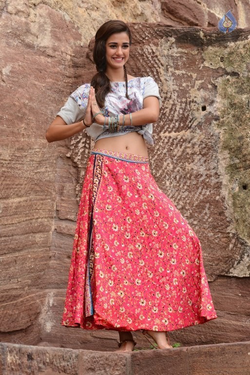 Disha Patani New Pics - 18 / 21 photos