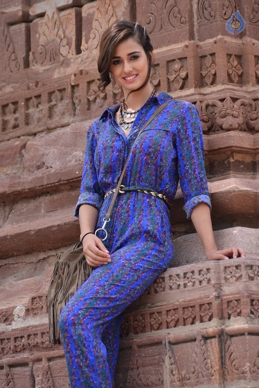 Disha Patani New Pics - 22 / 27 photos