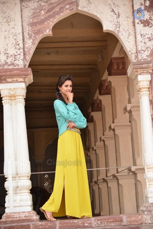 Disha Patani New Pics - 24 / 27 photos