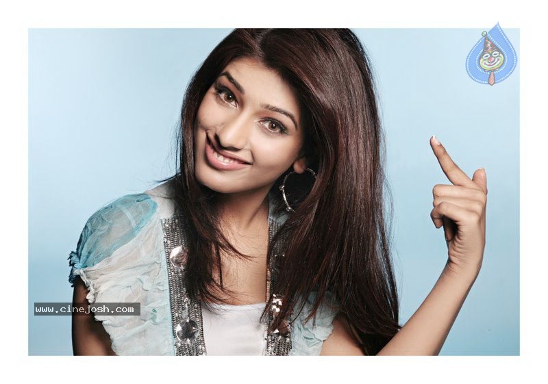 Divya Bhandari Hot Stills - 4 / 25 photos