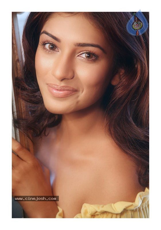 Divya Bhandari Hot Stills - 23 / 25 photos