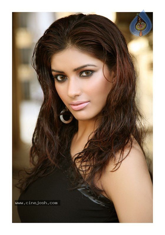 Divya Bhandari Hot Stills - 25 / 25 photos