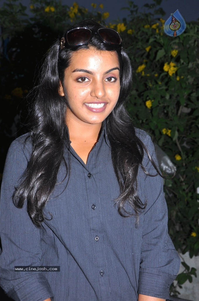 Divya Nagesh New Photos  - 23 / 27 photos