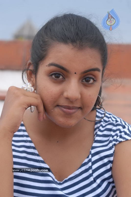Divya Nagesh New Stills - 18 / 23 photos