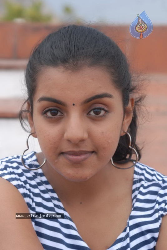 Divya Nagesh New Stills - 19 / 23 photos