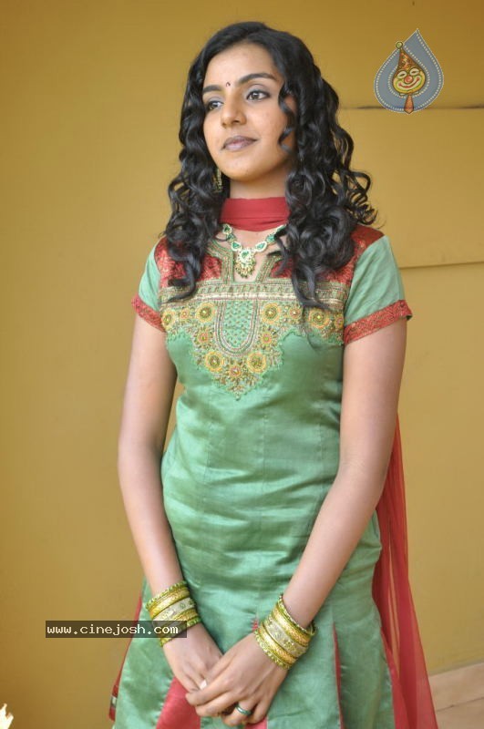 Divya Nagesh Stills - 17 / 54 photos